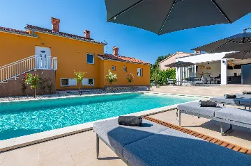 4-Bedroom Villa with Private Heated Pool in Nedešćina