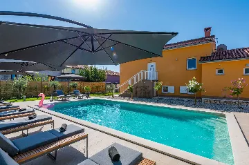 4-Bedroom Villa with Private Heated Pool in Nedešćina