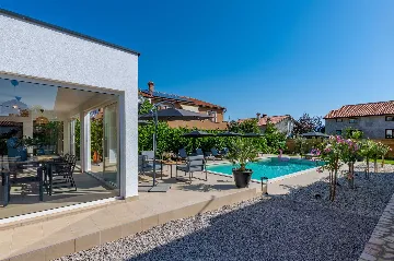 4-Bedroom Villa with Private Heated Pool in Nedešćina