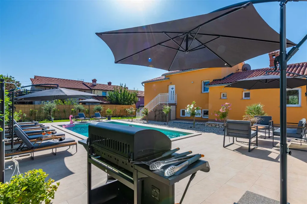 4-Bedroom Villa with Private Heated Pool in Nedešćina