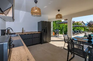 4-Bedroom Villa with Private Heated Pool in Nedešćina