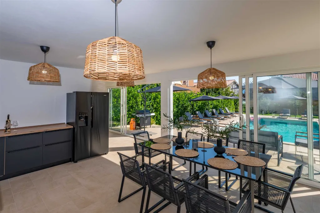 4-Bedroom Villa with Private Heated Pool in Nedešćina