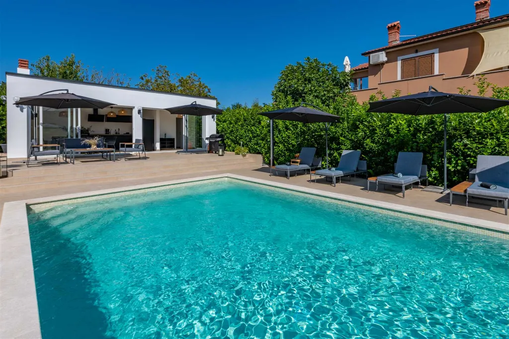 4-Bedroom Villa with Private Heated Pool in Nedešćina