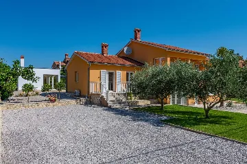 4-Bedroom Villa with Private Heated Pool in Nedešćina