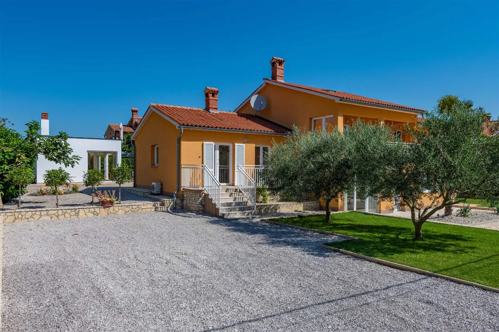 4-Bedroom Villa with Private Heated Pool in Nedešćina