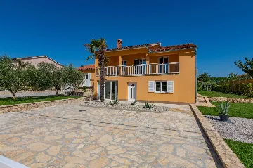 4-Bedroom Villa with Private Heated Pool in Nedešćina