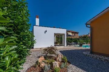4-Bedroom Villa with Private Heated Pool in Nedešćina