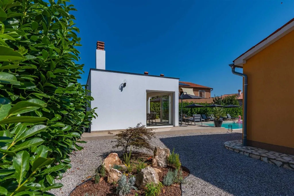 4-Bedroom Villa with Private Heated Pool in Nedešćina