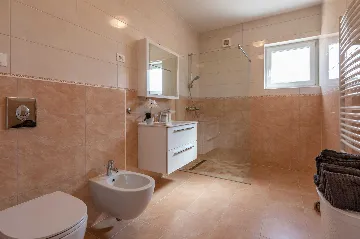 4-Bedroom Villa with Private Heated Pool in Nedešćina