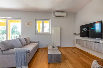 4-Bedroom Villa with Private Heated Pool in Nedešćina