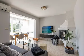 4-Bedroom Villa with Private Heated Pool in Nedešćina