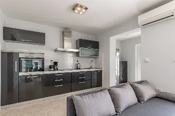 4-Bedroom Villa with Private Heated Pool in Nedešćina