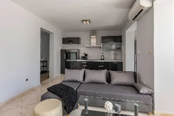 4-Bedroom Villa with Private Heated Pool in Nedešćina