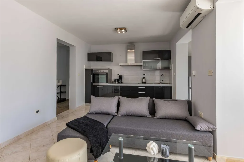 4-Bedroom Villa with Private Heated Pool in Nedešćina