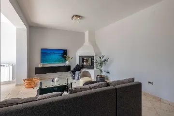 4-Bedroom Villa with Private Heated Pool in Nedešćina