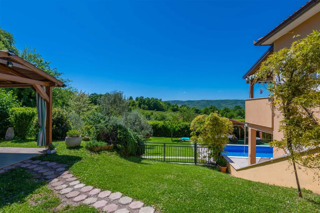 3-Bedroom Villa in Kršan for Up to 7 Guests