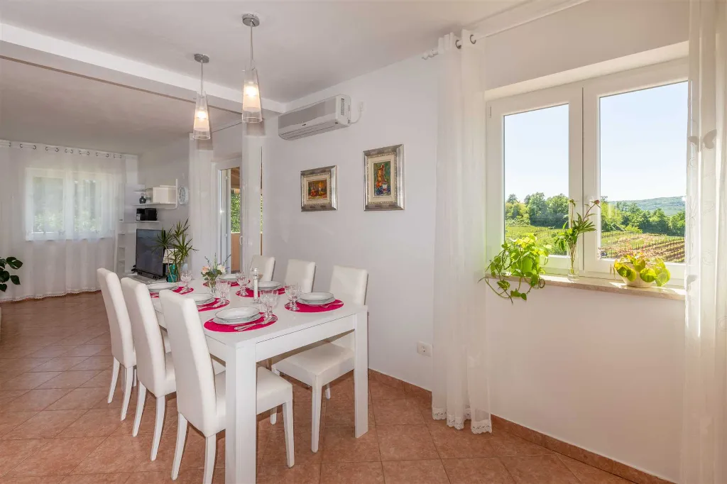 3-Bedroom Villa in Kršan for Up to 7 Guests