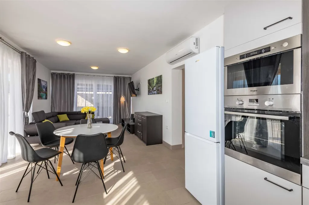 Air-Conditioned 4-Bedroom Villa in Koromačno