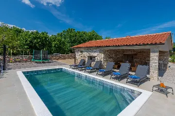 3-Bedroom Villa in Trget for 6 Guests