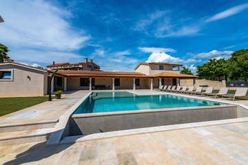 Spacious 5-Bedroom Villa in Gradisce