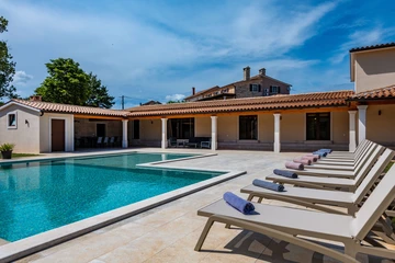Spacious 5-Bedroom Villa in Gradisce