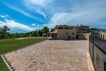 Spacious 5-Bedroom Villa in Gradisce