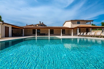 Spacious 5-Bedroom Villa in Gradisce