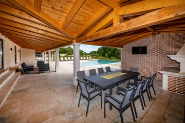 Spacious 5-Bedroom Villa in Gradisce