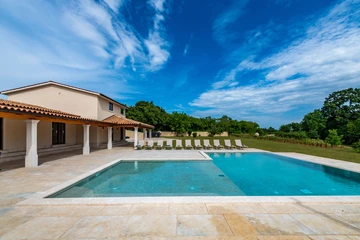 Spacious 5-Bedroom Villa in Gradisce