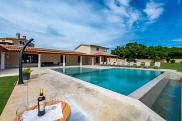 Spacious 5-Bedroom Villa in Gradisce