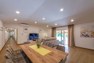 Spacious 5-Bedroom Villa in Gradisce