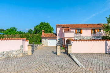 Tinjan 4-Bedroom Villa for Up to 10 Guests