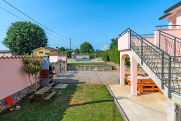 Tinjan 4-Bedroom Villa for Up to 10 Guests