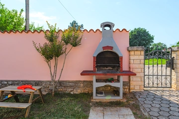 Tinjan 4-Bedroom Villa for Up to 10 Guests