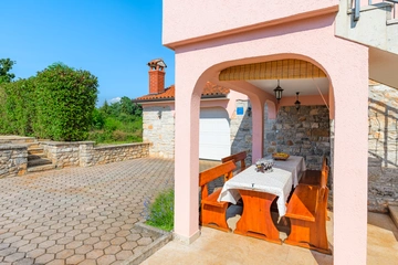 Tinjan 4-Bedroom Villa for Up to 10 Guests