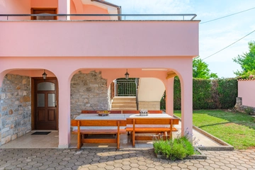 Tinjan 4-Bedroom Villa for Up to 10 Guests