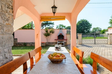 Tinjan 4-Bedroom Villa for Up to 10 Guests