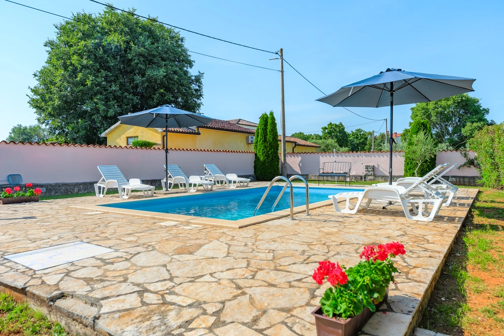 Tinjan 4-Bedroom Villa for Up to 10 Guests