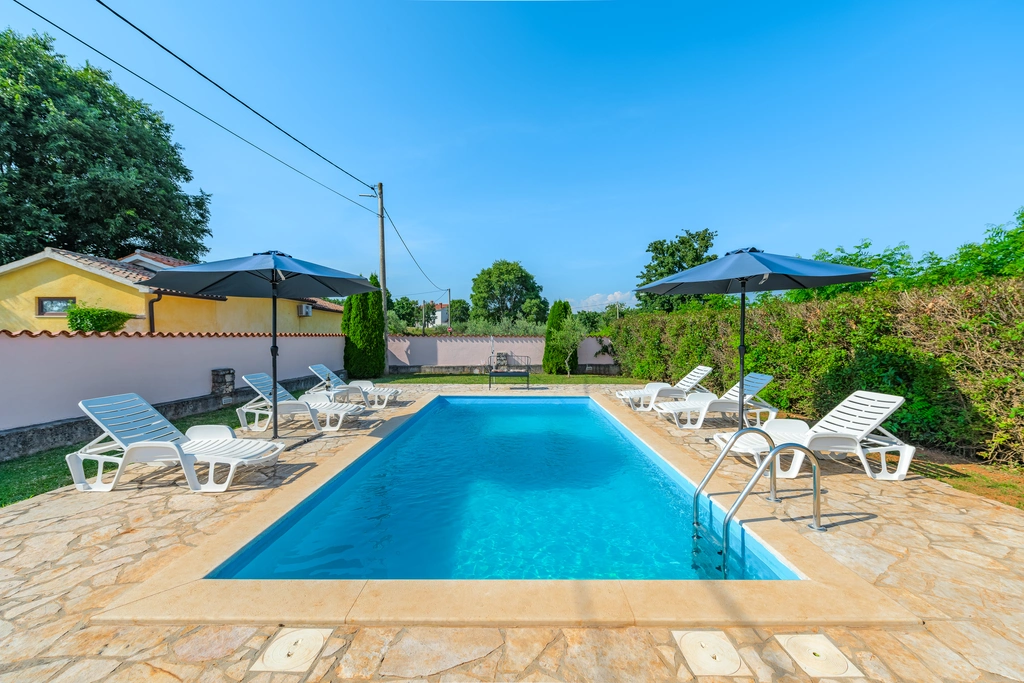 Tinjan 4-Bedroom Villa for Up to 10 Guests