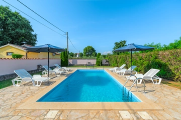 Tinjan 4-Bedroom Villa for Up to 10 Guests