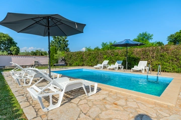 Tinjan 4-Bedroom Villa for Up to 10 Guests