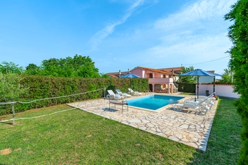 Tinjan 4-Bedroom Villa for Up to 10 Guests