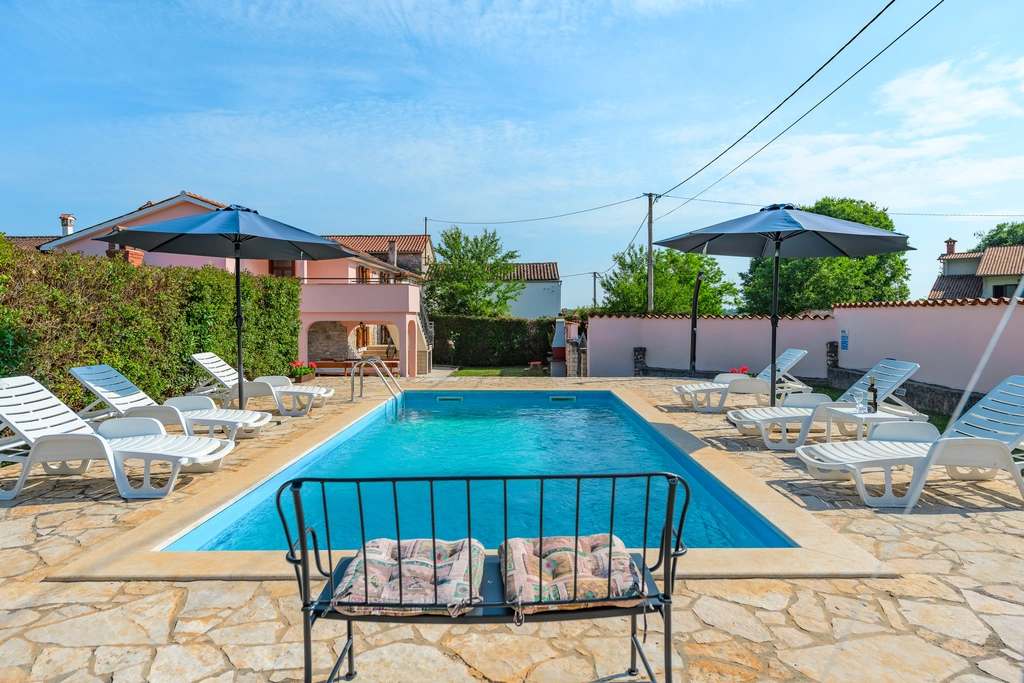 Tinjan 4-Bedroom Villa for Up to 10 Guests