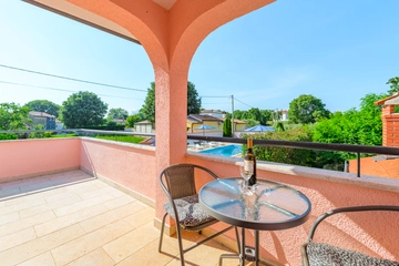 Tinjan 4-Bedroom Villa for Up to 10 Guests