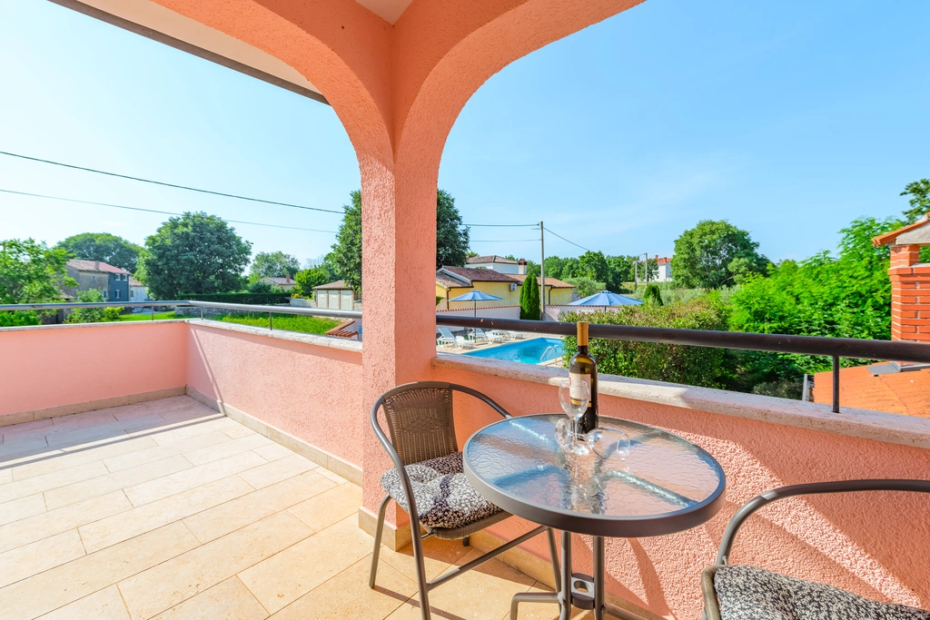 Tinjan 4-Bedroom Villa for Up to 10 Guests