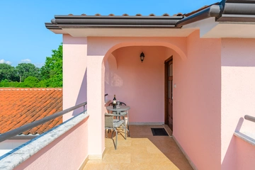 Tinjan 4-Bedroom Villa for Up to 10 Guests