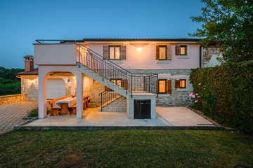 Tinjan 4-Bedroom Villa for Up to 10 Guests