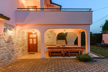 Tinjan 4-Bedroom Villa for Up to 10 Guests