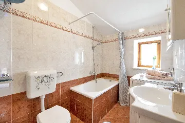 Tinjan 4-Bedroom Villa for Up to 10 Guests