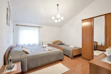 Tinjan 4-Bedroom Villa for Up to 10 Guests